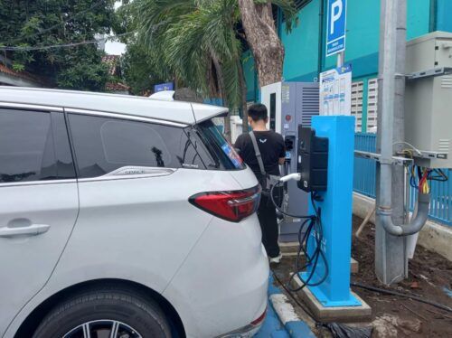 A car is charging its electric vehicle at the SPKLU UP3 PLN South Surabaya office.