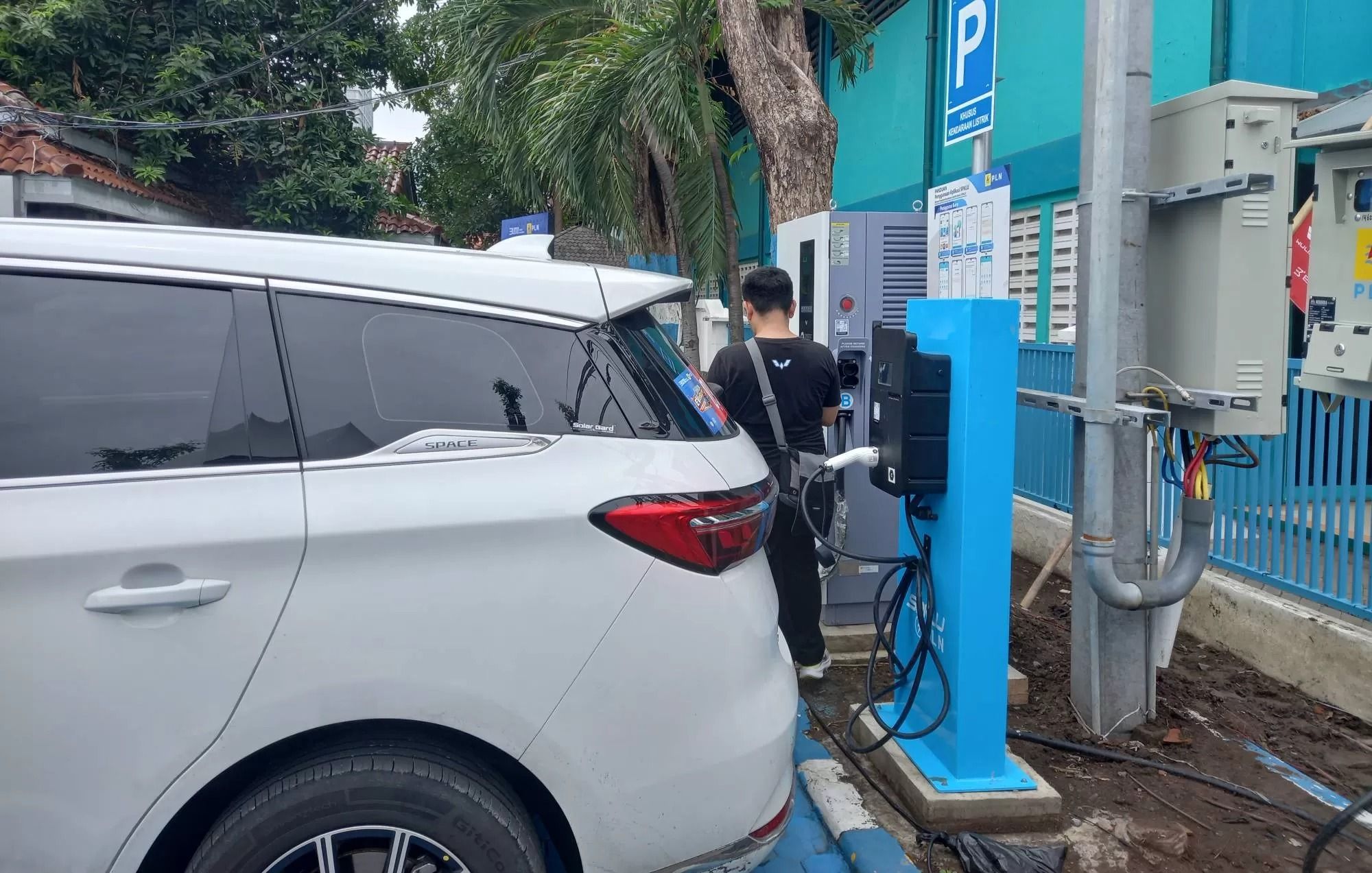 A car is charging its electric vehicle at the SPKLU UP3 PLN South Surabaya office.