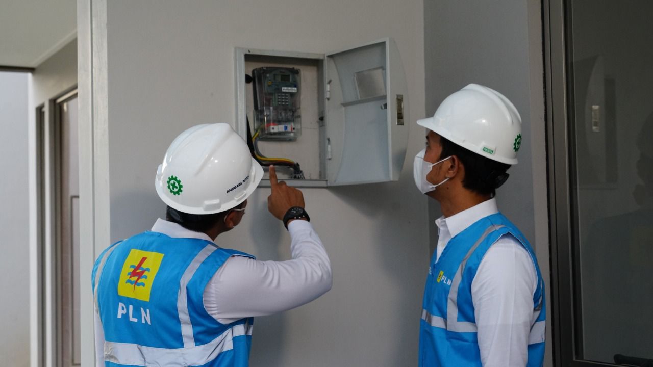 Proses pendaftaran listrik PLN yang menampilkan langkah-langkah pengurusan NIDI, SLO, dan pemasangan meter listrik, dengan ikon yang menggambarkan instalasi, dokumen, dan layanan digital.